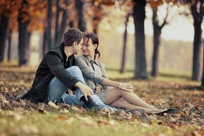 hombre y mujer juntos en el parque