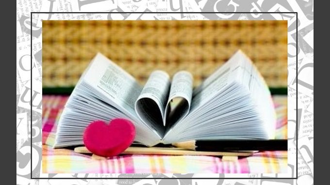 libro abierto con 2 páginas en forma de corazón