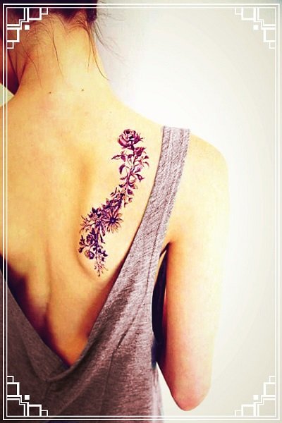 mujer tatuada con una flor en la espalda